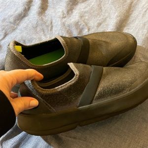 Oofos Women’s low shoe in grey, gently worn, size 7.5